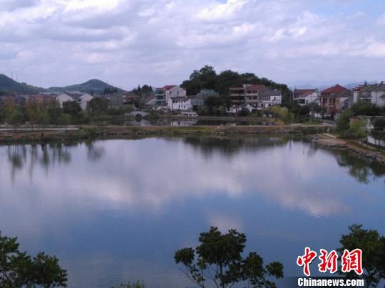 府上图：浙江诸暨山下湖镇新长乐村，扩充珍珠“禁养令”后的河塘重现碧波清流 何丹 摄